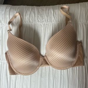 Victoria’s Secret bra. 32DD. Uplift semi demi.